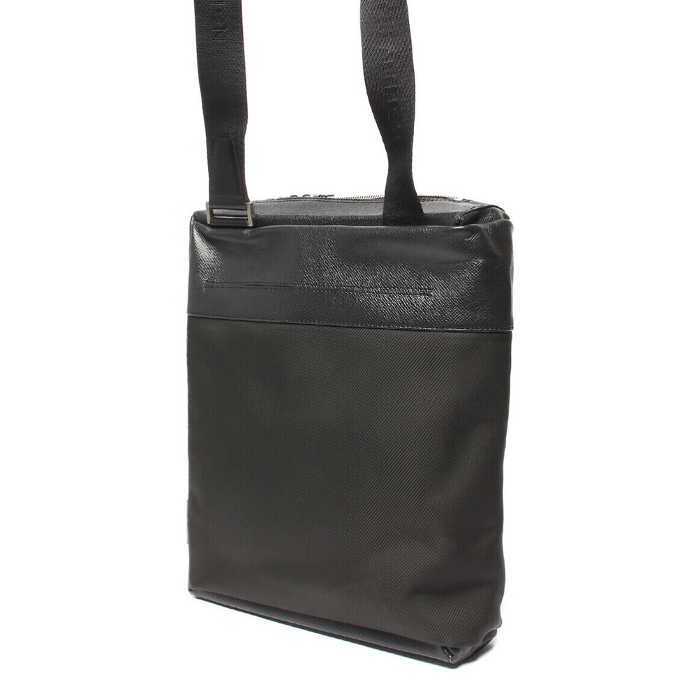 Louis Vuitton Taiga Shoulder Beluga Bag